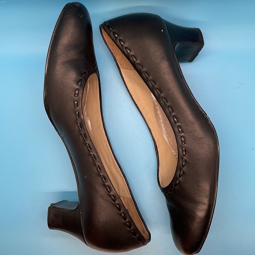 Trotters Black Leather Jackie Pump